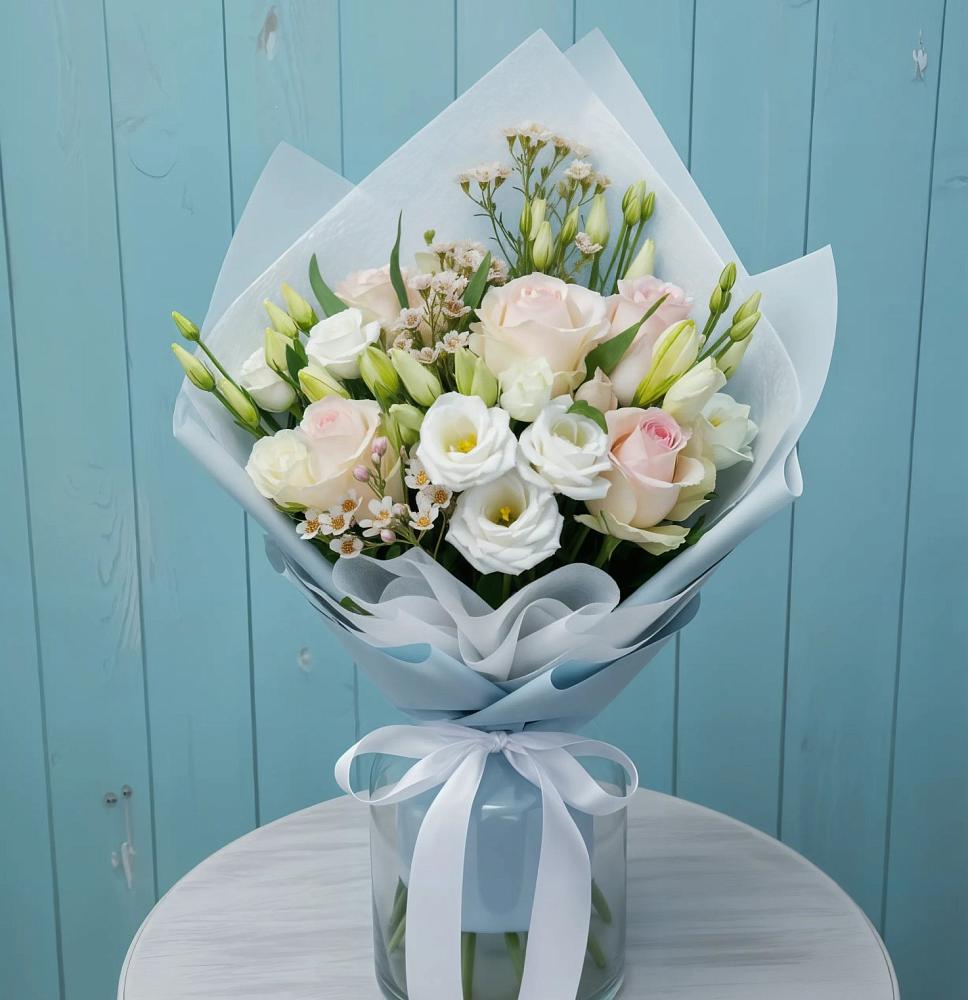 Букет цветов из: Розы и Лизиантусы в Нововоронино