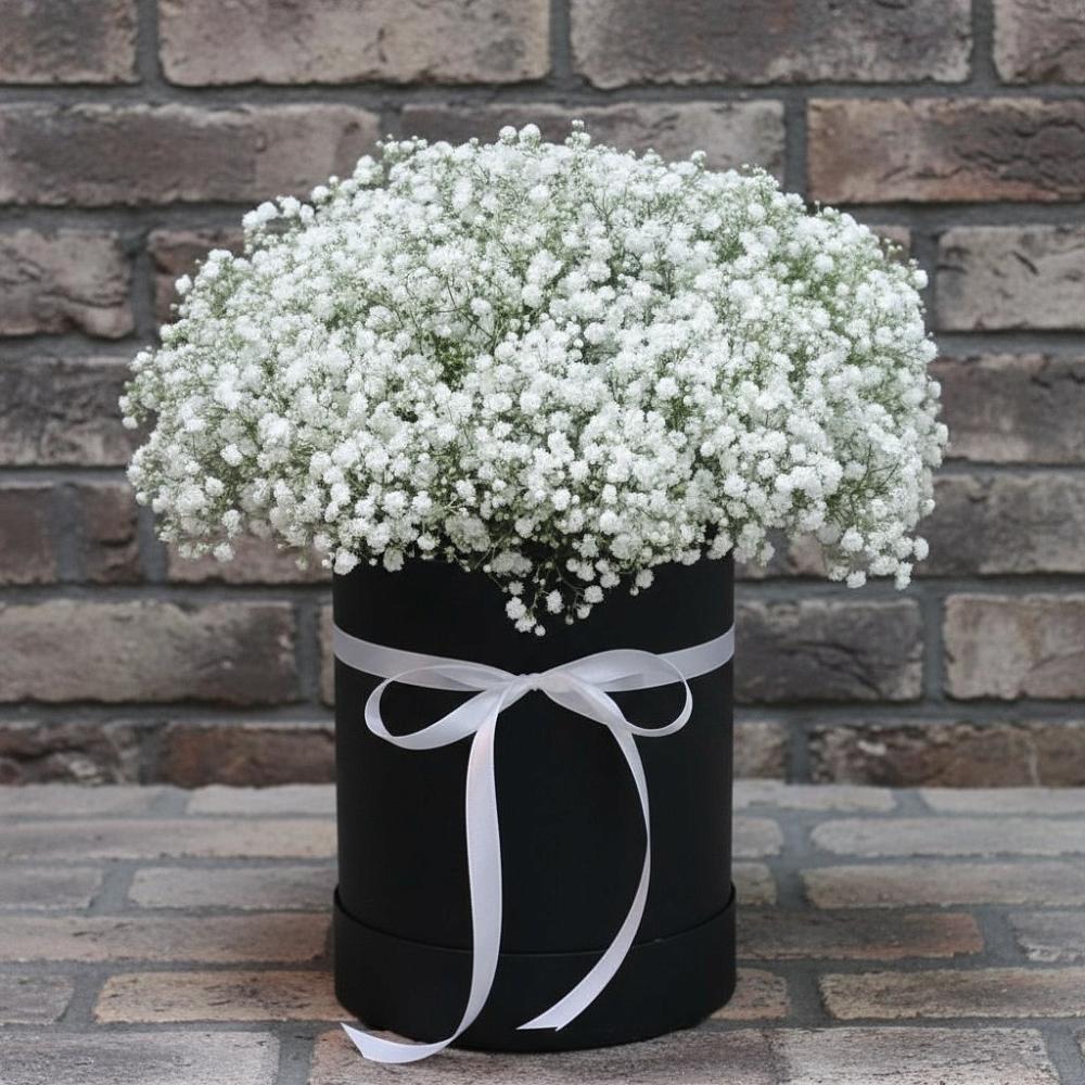 Цветочная композиция из Гипсофила в шляпной коробке в Нововоронино