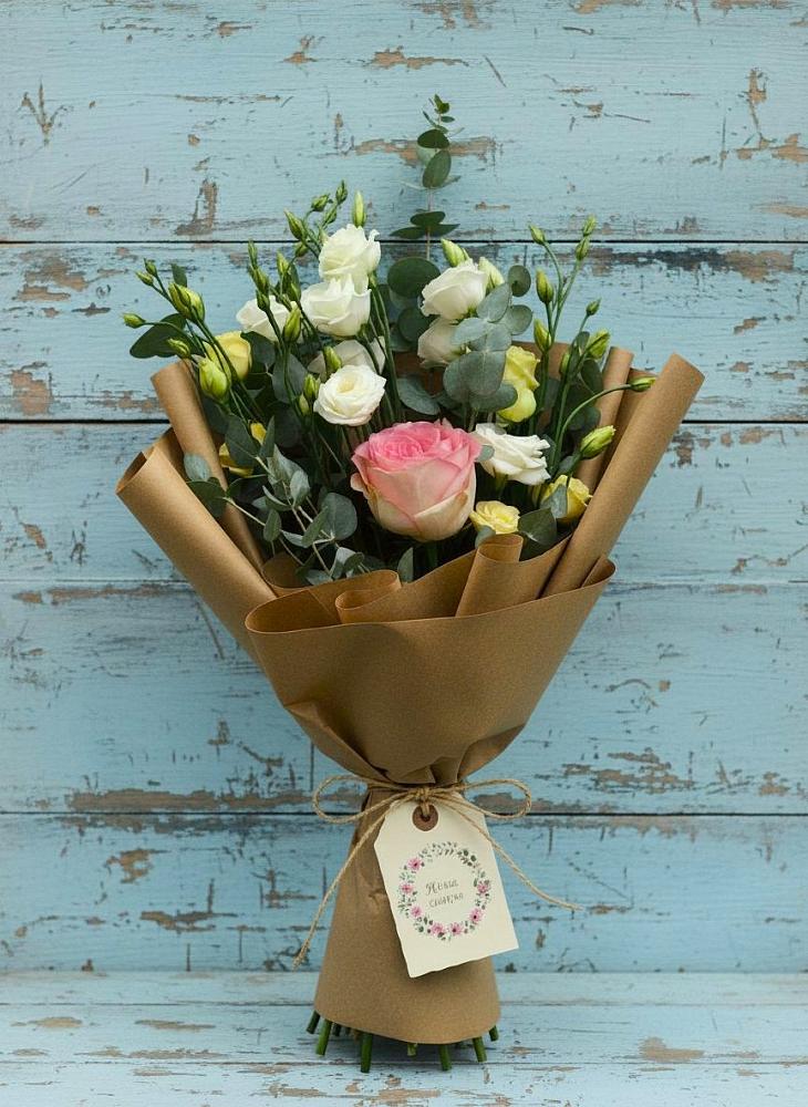 Букет цветов из: Розы и Лизиантусы в Нововоронино