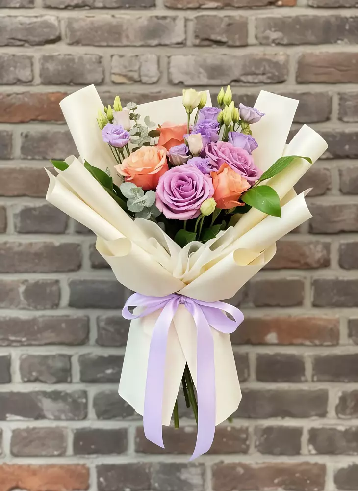 Букет цветов из: Лизиантусы и Розы в Нововоронино