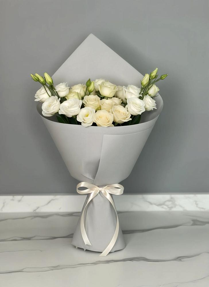 Букет цветов из: Розы и Лизиантусы в Нововоронино