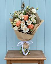 Букет цветов из:  Альстромерии, Лизиантусы, Розы и Хризантемы в Нововоронино