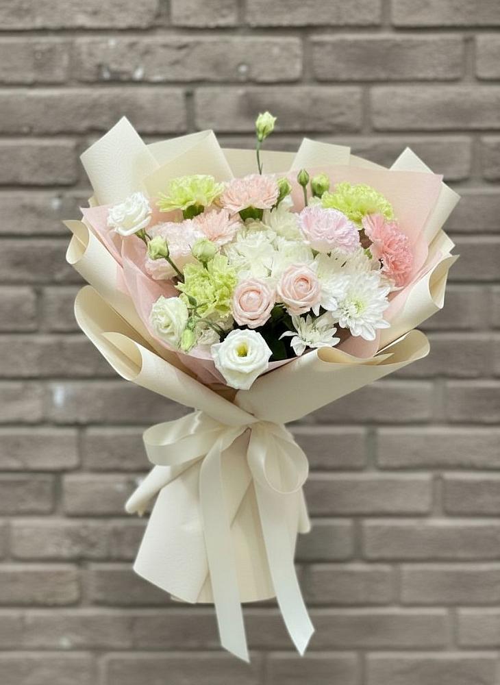 Букет цветов из: Гвоздики, Розы, Лизиантусы и Хризантемы в Нововоронино