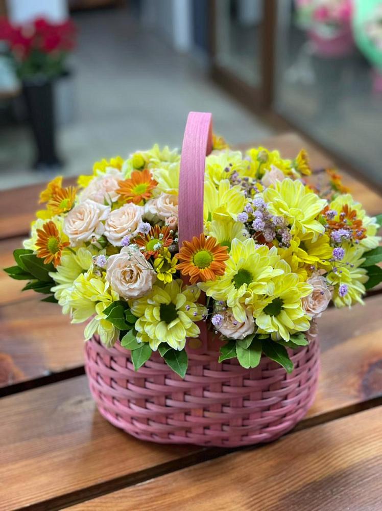 Цветочная композиция из Хризантемы и Розы в корзине в Нововоронино