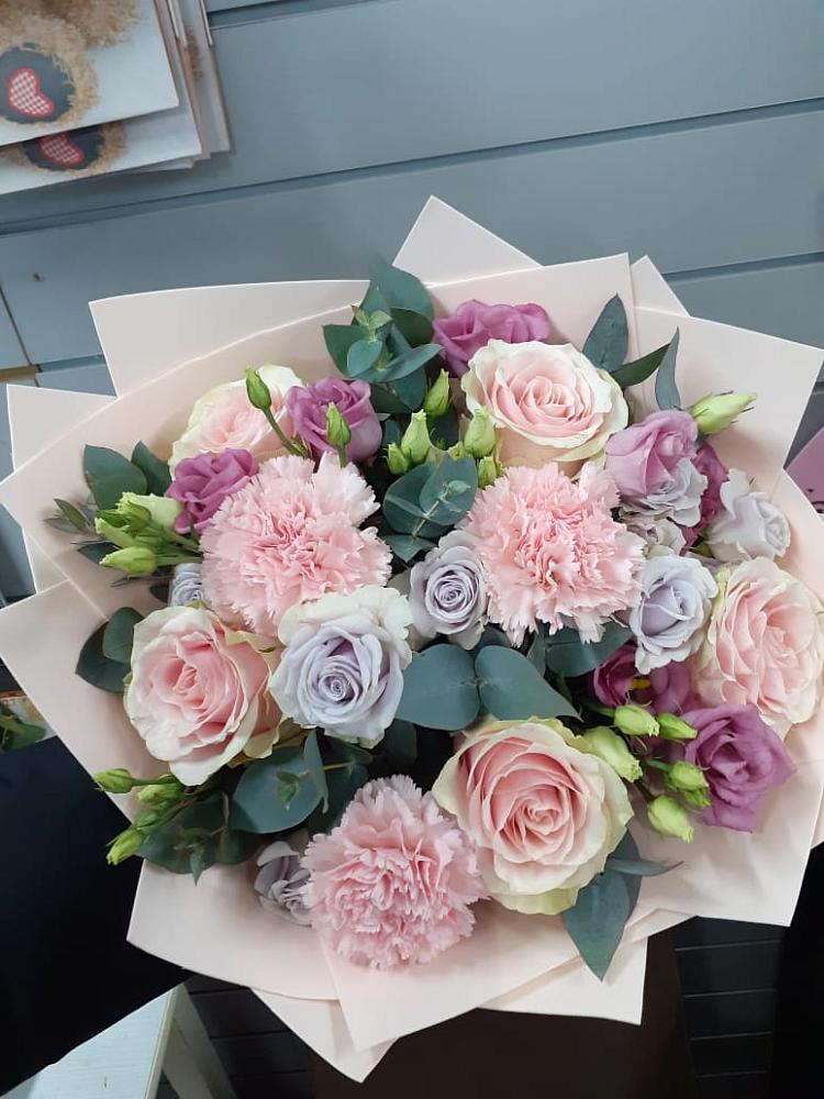 Букет цветов из: Розы, Гвоздики и Лизиантусы в Нововоронино