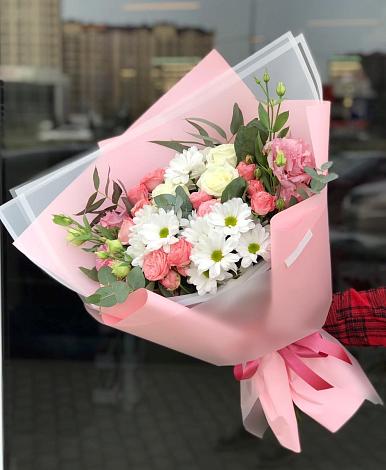Букет цветов из: Розы, Лизиантусы и Хризантемы в Нововоронино