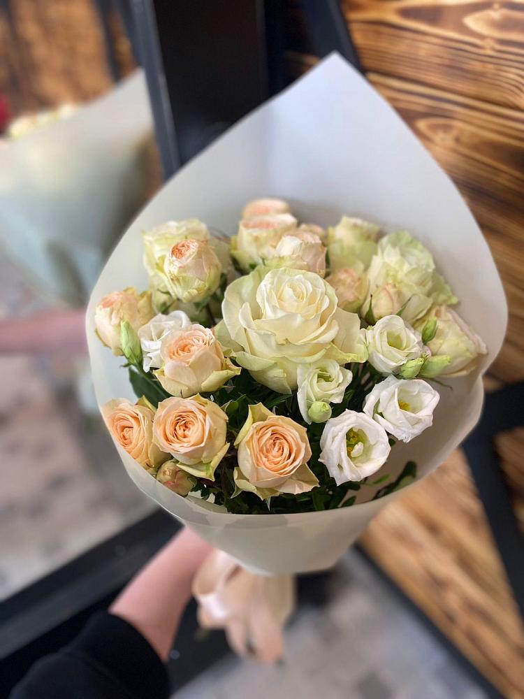 Букет цветов из: Розы и Лизиантусы в Нововоронино